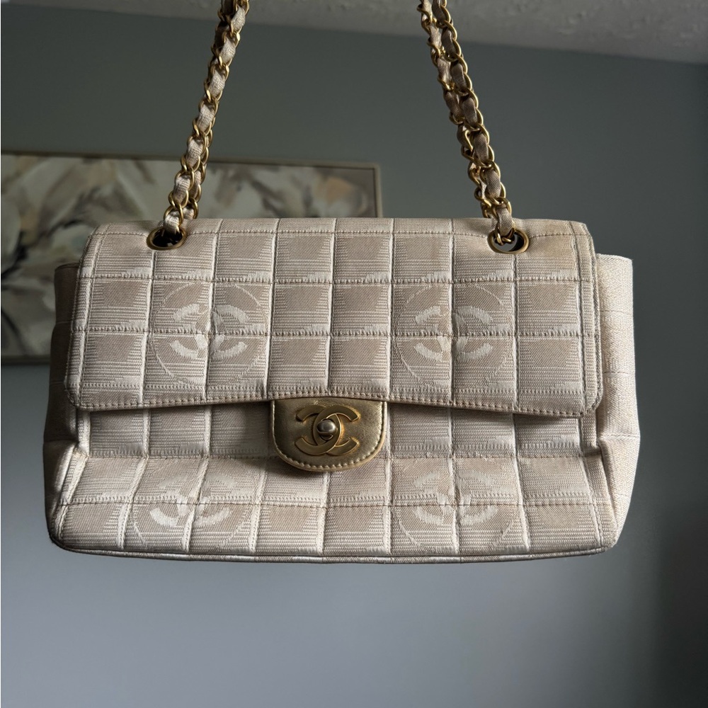 CHANEL Cream Gold Quilted Shoulder Bag - Picture 2 of 9